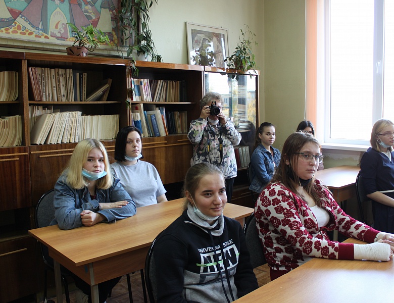 Состоялась встреча с выпускницей библиотечного отделения 1988 года кандидатом педагогических наук Егоровой (Ивановой) Надеждой Алексеевной