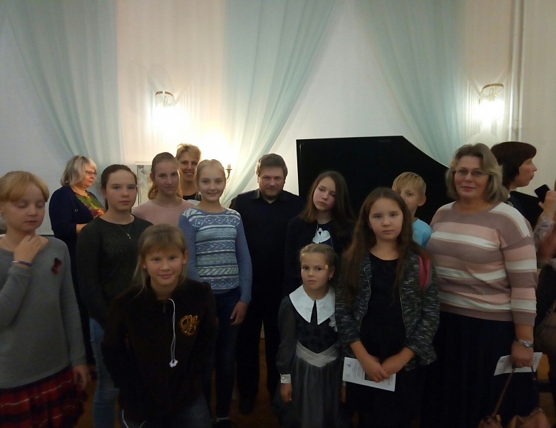 Учащиеся и преподаватели Детской школы искусств посетили концерт петербургского клавесиниста – Андрея Коломийцева.